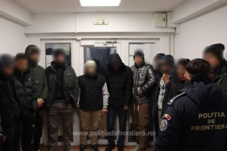 mai multi cetateni straini au incercat sa intre ilegal in romania ascunsi intr un autocamion 6925687cbeb74