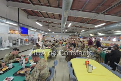 masa festiva de ziua recunostintei pentru militarii americani din baza de la mihail kogalniceanu judetul constanta 69258df7c4cc5