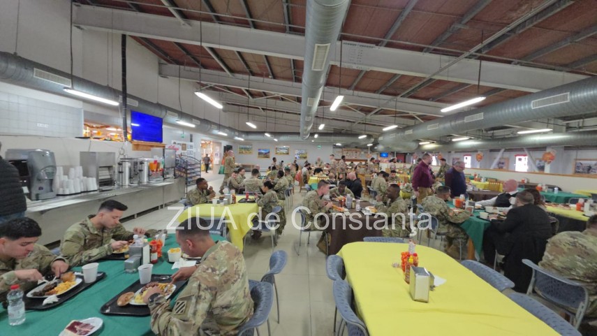 masa festiva de ziua recunostintei pentru militarii americani din baza de la mihail kogalniceanu judetul constanta 69258df7c4cc5