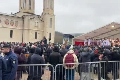 mii de persoane participa la slujba de la manastirea pestera sfantului apostol andrei din judetul constnata 692c0f3ab2c8a