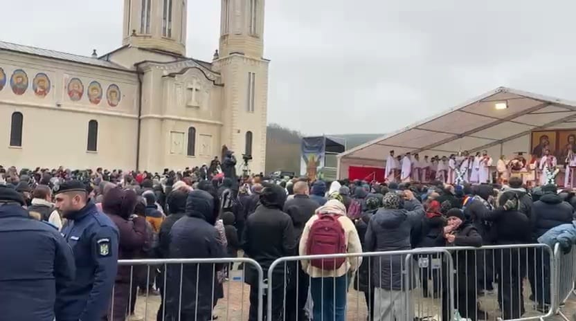 mii de persoane participa la slujba de la manastirea pestera sfantului apostol andrei din judetul constnata 692c0f3ab2c8a