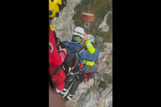 misiune de salvare turist salvat in ultima clipa de elicopterul salvamont 6905d7e908ea9