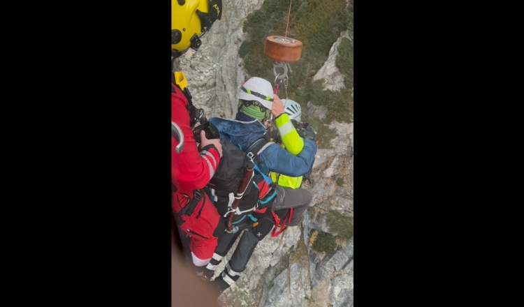 misiune de salvare turist salvat in ultima clipa de elicopterul salvamont 6905d7e908ea9