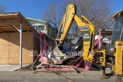 operatiune de demolare a mai multor constructii in zona plajei din navodari 69243805b43de