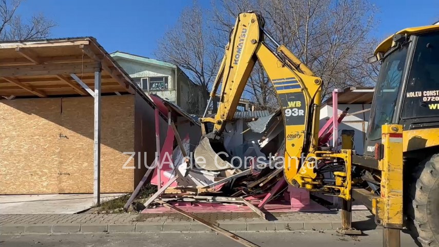 operatiune de demolare a mai multor constructii in zona plajei din navodari 69243805b43de