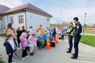 politistii din ovidiu in vizita la scoala din poiana 6920477f68b60