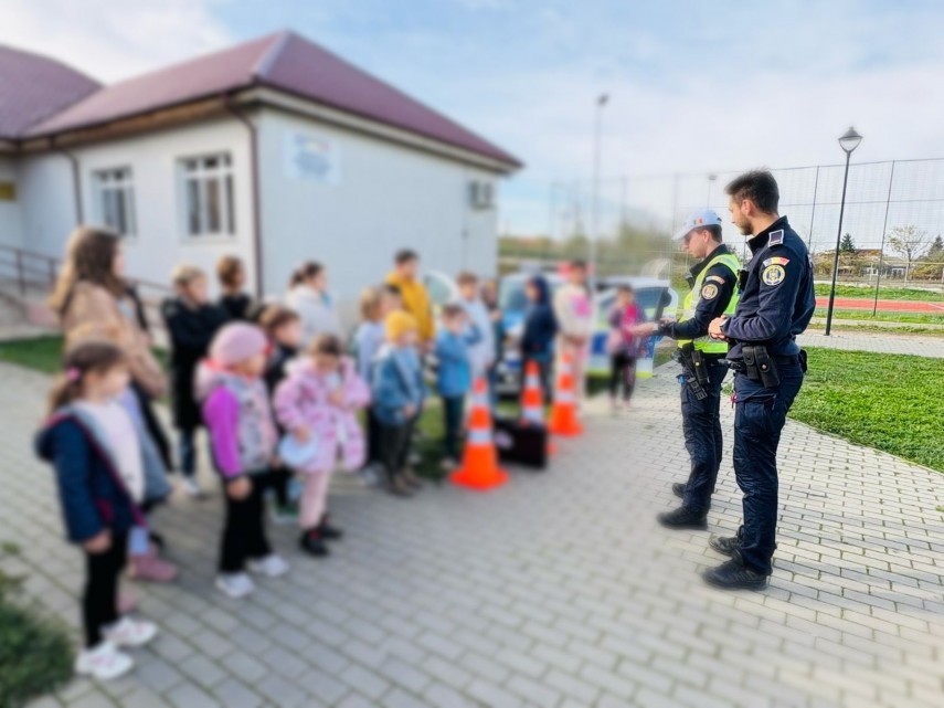 politistii din ovidiu in vizita la scoala din poiana 6920477f68b60