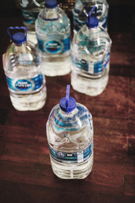 prefectura prahova anunta ca va incepe distribuirea apei imbuteliate catre populatia afectata de problemele de la acumularea paltinu 692c78bcb33d8