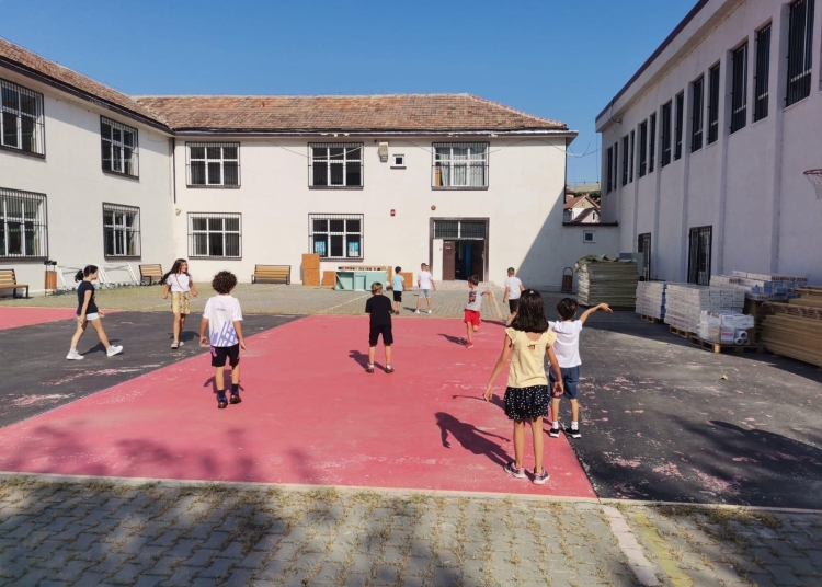 primaria cernavoda modernizeaza curtea scolii nr 2 pentru activitati si festivitati 692417f33e827