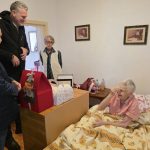 primarul si viceprimarul orasului navodari martori ai unui moment istoric lucretia florescu campioana a timpului distinsa pentru 100 de ani de intelepciune si demnitate 6928bc3c7d458