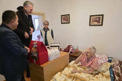 primarul si viceprimarul orasului navodari martori ai unui moment istoric lucretia florescu campioana a timpului distinsa pentru 100 de ani de intelepciune si demnitate 6928bc3c7d458