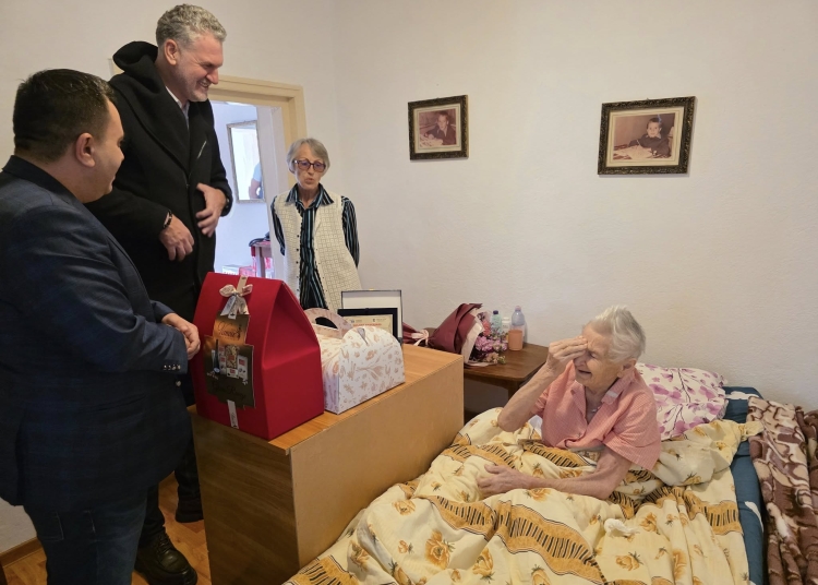 primarul si viceprimarul orasului navodari martori ai unui moment istoric lucretia florescu campioana a timpului distinsa pentru 100 de ani de intelepciune si demnitate 6928bc3c7d458