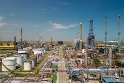 rafinariile petromidia si vega au crescut productia de carburanti cu 37 in primele noua luni ale anului 690b07a5f3d10