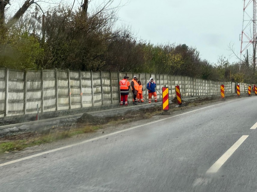se amenajeaza trotuar in zona accidentului din 2 mai vama veche in urma caruia doi tineri si au pierdut viata 691d8d1e512d1