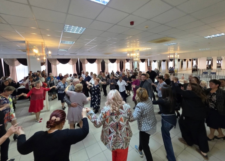seniorii din navodari invitati la serata dansanta de sarbatori 692479407fdcb