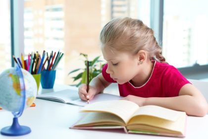 temele de vacanta nu vor mai fi obligatorii pentru elevii din ciclul primar si gimnaziu potrivit unui proiect al ministerului educatiei 691efe7f1bbad