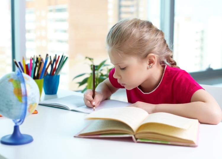 temele de vacanta nu vor mai fi obligatorii pentru elevii din ciclul primar si gimnaziu potrivit unui proiect al ministerului educatiei 691efe7f1bbad