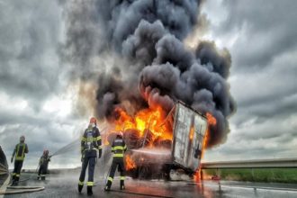 trafic oprit pe autostrada a2 in zona statiei de taxare fetesti un tir ce transporta nitrocalcar a luat foc 692801ed3763b