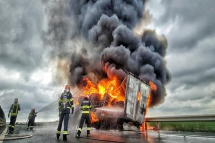 trafic oprit pe autostrada a2 in zona statiei de taxare fetesti un tir ce transporta nitrocalcar a luat foc 692801ed3763b