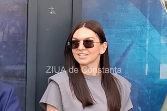 tricoul purtat de simona halep la wimbledon si pantofii sai sport scosi la licitatie intr un eveniment caritabil 690cb648e6376