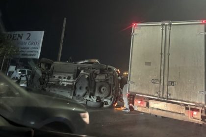 un autoturism s a rasturnat pe bulevardul aurel vlaicu 6917720f9267f