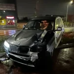 un fost mare sef din mai rupt de beat a daramat un semafor si a zburat in parcarea unui supermarket 690b0fd7b1c06