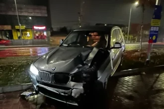 un fost mare sef din mai rupt de beat a daramat un semafor si a zburat in parcarea unui supermarket 690b0fd7b1c06