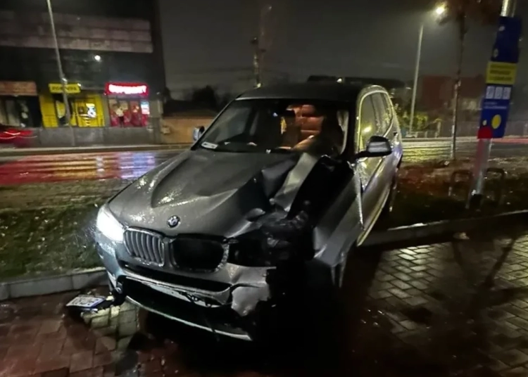 un fost mare sef din mai rupt de beat a daramat un semafor si a zburat in parcarea unui supermarket 690b0fd7b1c06