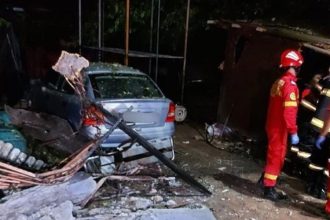 un sofer a ajuns la spital dupa ce a intrat cu masina in gard in valu lui traian 692aa870d066b