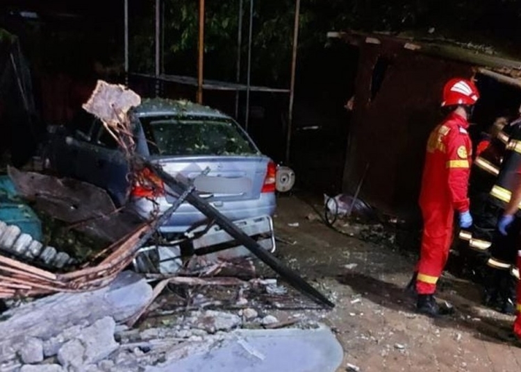 un sofer a ajuns la spital dupa ce a intrat cu masina in gard in valu lui traian 692aa870d066b