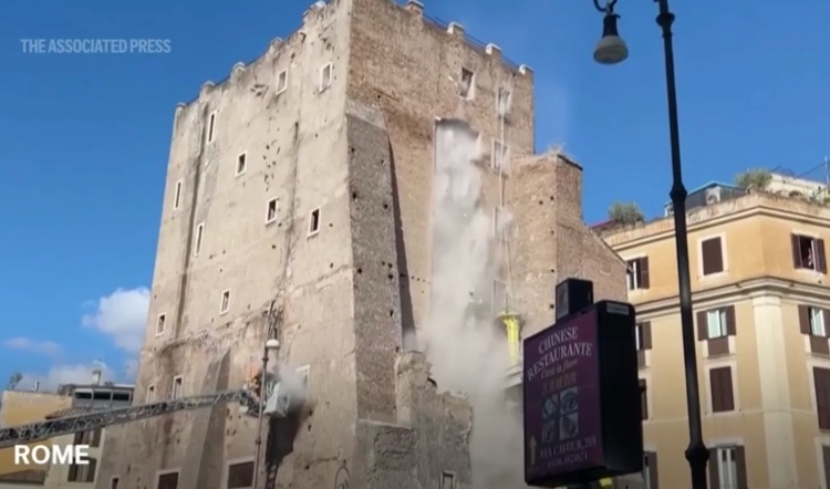 un turn vechi de 800 de ani s a prabusit in italia un muncitor roman in stare critica 6908bb5fb41a9