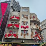 ursi de plus atarnati pe pe fatada cladiri din piata ovidiu organizatori am dorit sa mai acopar din cladirea asta dar nu mi a iesit 6929b02bea04a