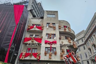 ursi de plus atarnati pe pe fatada cladiri din piata ovidiu organizatori am dorit sa mai acopar din cladirea asta dar nu mi a iesit 6929b02bea04a