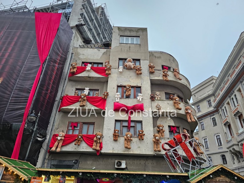 ursi de plus atarnati pe pe fatada cladiri din piata ovidiu organizatori am dorit sa mai acopar din cladirea asta dar nu mi a iesit 6929b02bea04a