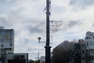 video a inceput montarea luminitelor pentru sarbatorile de iarna la constanta 6908750db63b9