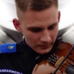 video imnul romaniei interpretat de un jandarm la peste 10 000 de metri altitudine 692c6f20e0251