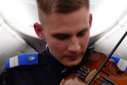 video imnul romaniei interpretat de un jandarm la peste 10 000 de metri altitudine 692c6f20e0251