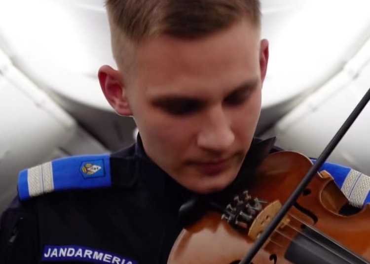 video imnul romaniei interpretat de un jandarm la peste 10 000 de metri altitudine 692c6f20e0251