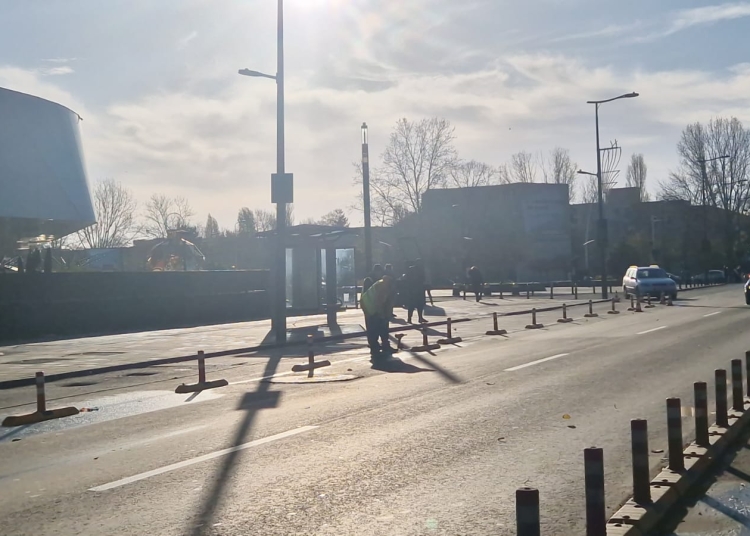 video montarea stalpisorilor continua in zona city park mall 6926cc87d09d5