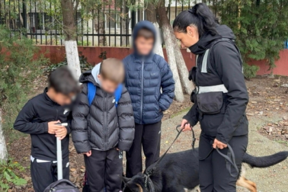 video sky si politistii in mijlocul elevilor o lectie despre siguranta si prietenie 69165a03f3f25