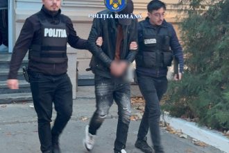 video trei indivizi au fost retinuti dupa ce au batut un agent de paza si au furat dintr un supermarket 690df47d70079
