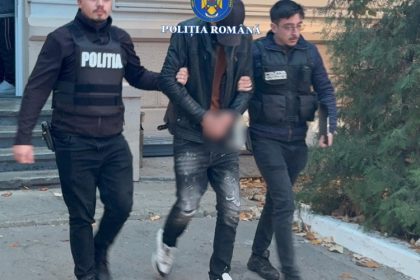 video trei indivizi au fost retinuti dupa ce au batut un agent de paza si au furat dintr un supermarket 690df47d70079