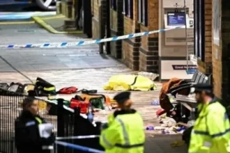 video un barbat a atacat pasagerii unui tren cu un cutit in anglia 69071ee11d39a