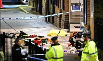 video un barbat a atacat pasagerii unui tren cu un cutit in anglia 69071ee11d39a