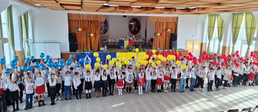 ziua nationala a romaniei sarbatorita de elevii liceului teoretic lucian blaga din constanta 6929cea4a9cee