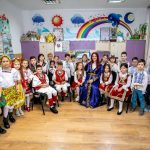 ziua nationala sarbatorita prin muzica si dans de elevii clasei stelutele istete de la colegiul constantin bratescu 6929fa058b8a7