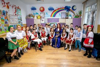 ziua nationala sarbatorita prin muzica si dans de elevii clasei stelutele istete de la colegiul constantin bratescu 6929fa058b8a7