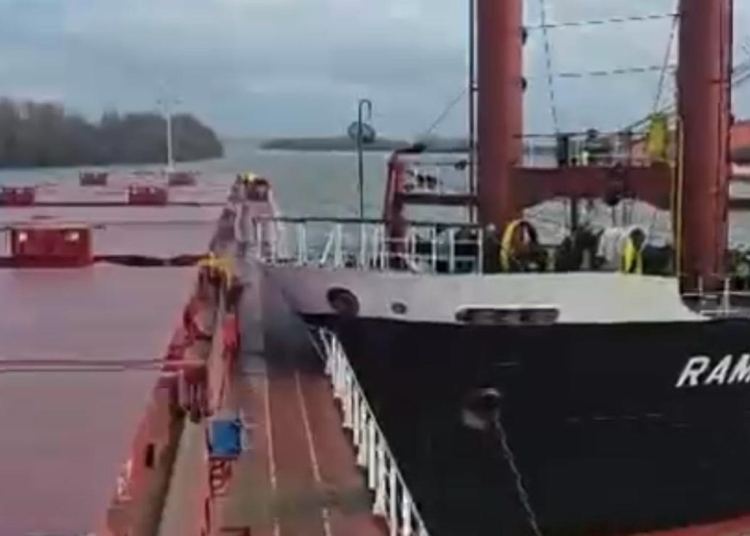 accident naval in judetul tulcea o nava turceasca a lovit un vas incarcat cu grau ancorat pe dunare 693c185255866