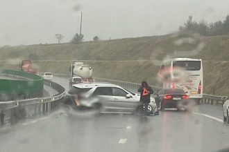 accident pe iesirea de pe a2 catre a4 un autoturism a intrat in parapet 69359108e5b9d