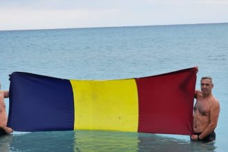 alergatorii veterani arun asan si vasile apetroaie baie in marea neagra si de 1 decembrie 2025 se simte vara galerie foto video 692d830d4c272